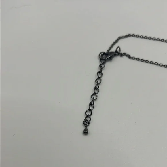Elegant Black Pendant Necklace - Picture 4 of 5